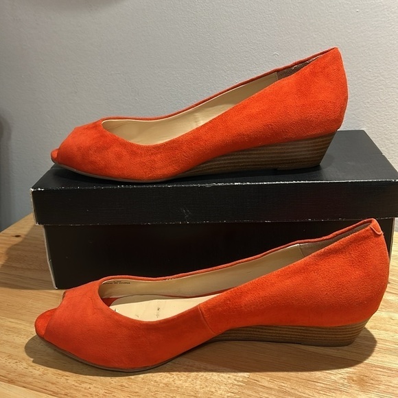 Talbots ladies wedge dress shoes size 9.5. Orange suede. Preowned good condition - Picture 6 of 16